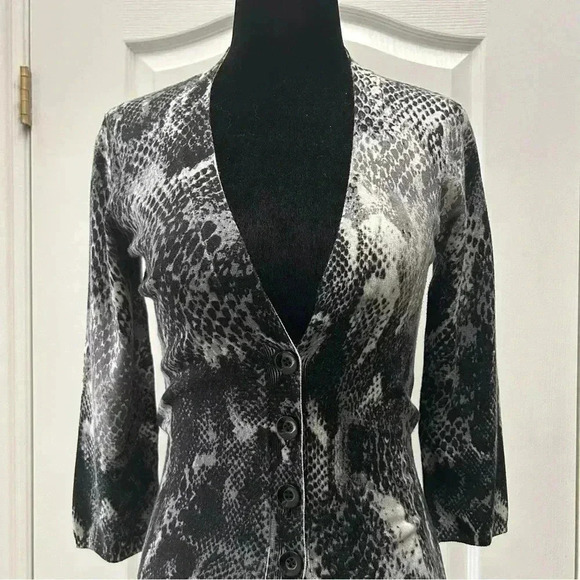 Ricki’s Cardigan Snakeskin Print V-Neck Button Front Fitted 3/4  Sleeves Grey XS - Picture 12 of 15